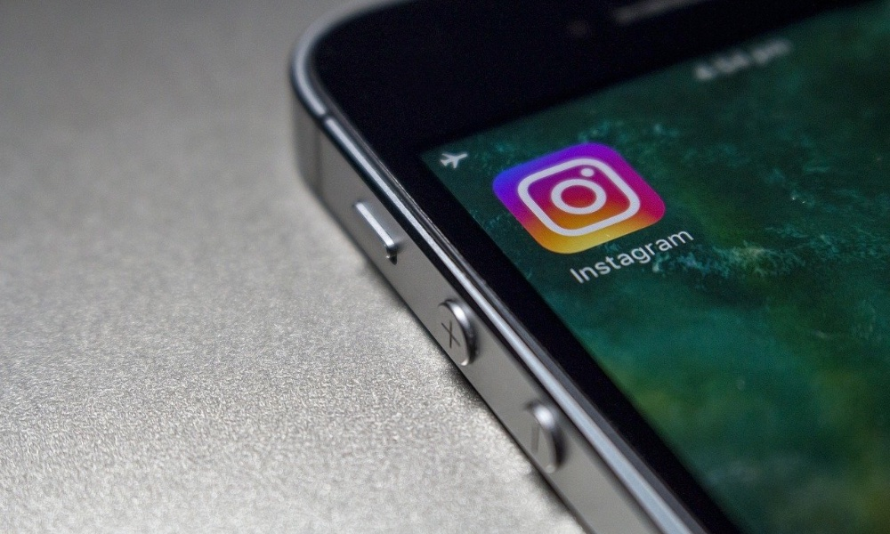 Миллионы пользователей ежедневно заходят в Instagram и выкладывают сюда свои фото и видео Миллионы пользователей ежедневно заходят в Instagram и выкладывают сюда свои фото и видео