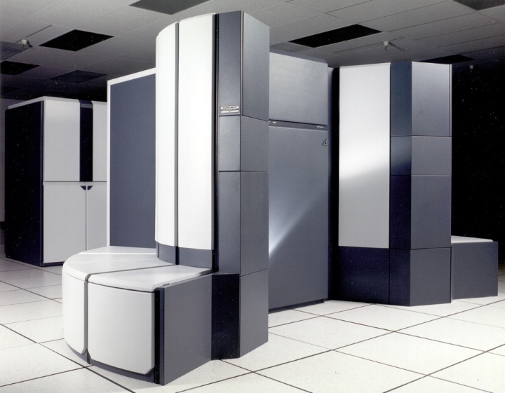 Первый суперкомпьютер был создан в 1974 году американским инженером Сеймуром Креем